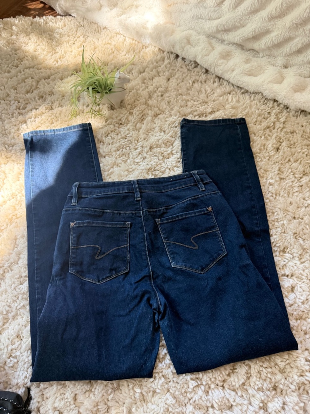 Dark indigo skinny jeans designed for a close, flattering fit. Stretch denim mov